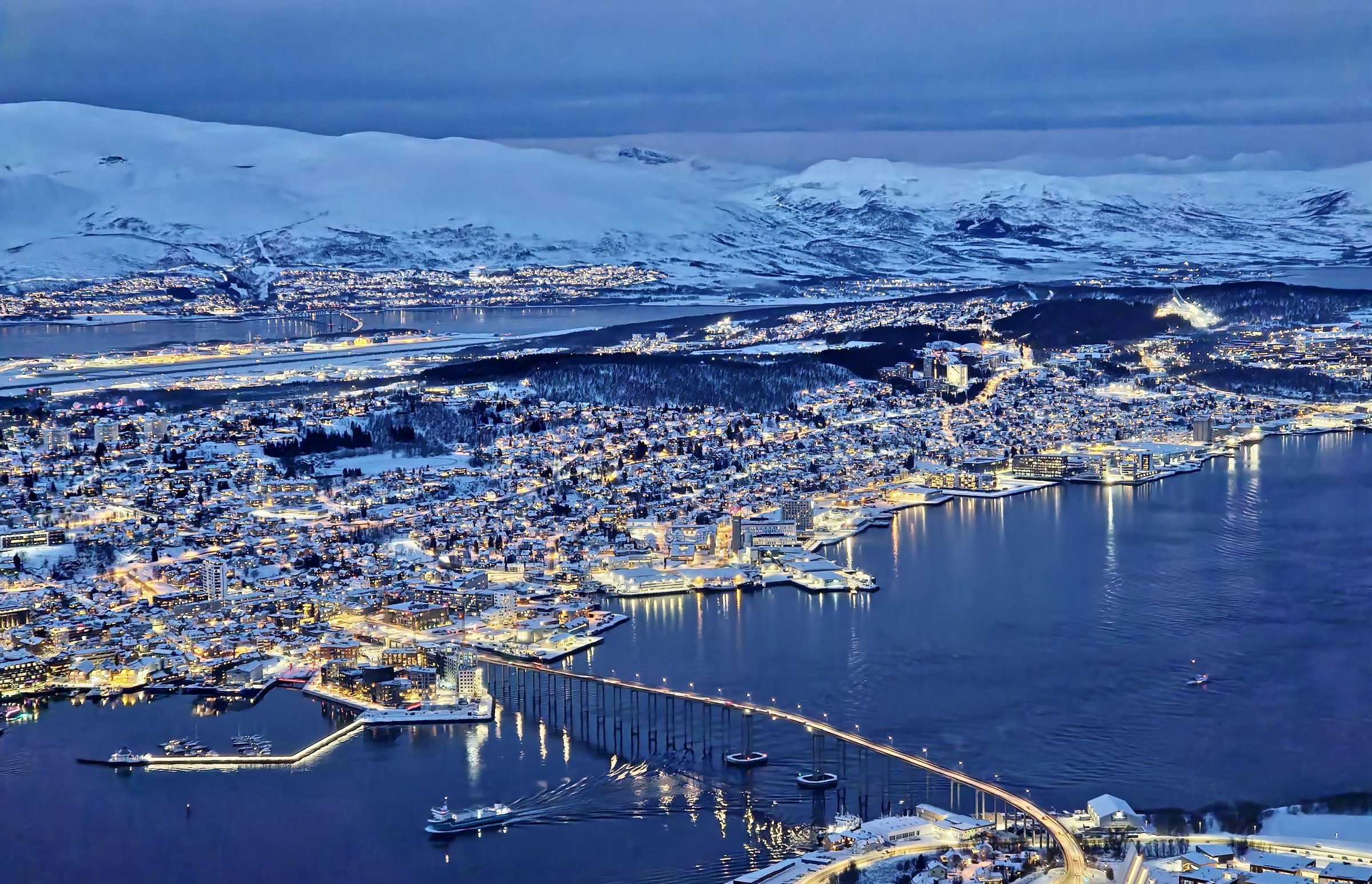 Tromsø i mørketida: byen, brua og fjellene i blåtimen