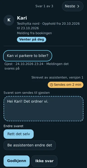 Skjermbilde fra portalen: gjesten Kari spør om de kan parkere to biler. Under står svaret som sendes om 2 minutter, og knappene Rett det selv, Be assistenten endre det, Godkjenn og Ikke svar.