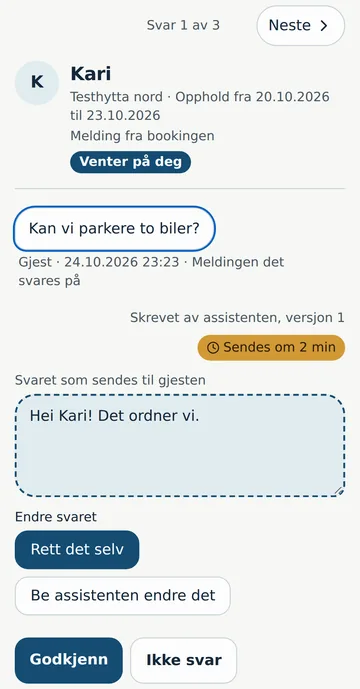 Skjermbilde fra portalen: gjesten Kari spør om de kan parkere to biler. Under står svaret som sendes om 2 minutter, og knappene Rett det selv, Be assistenten endre det, Godkjenn og Ikke svar.